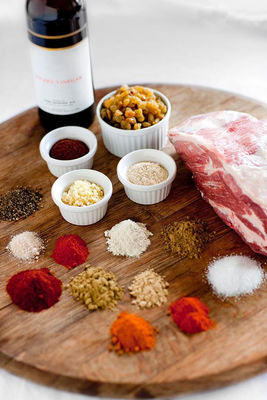 Органический красный перец в порошке 100 граммов натуральный ингредиент с 1% максимальной нечистотой для пищевой обработки и приправы