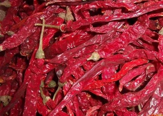 Целый сушеный красный перец с безстопными ингредиентами добавляет вкуса к еде